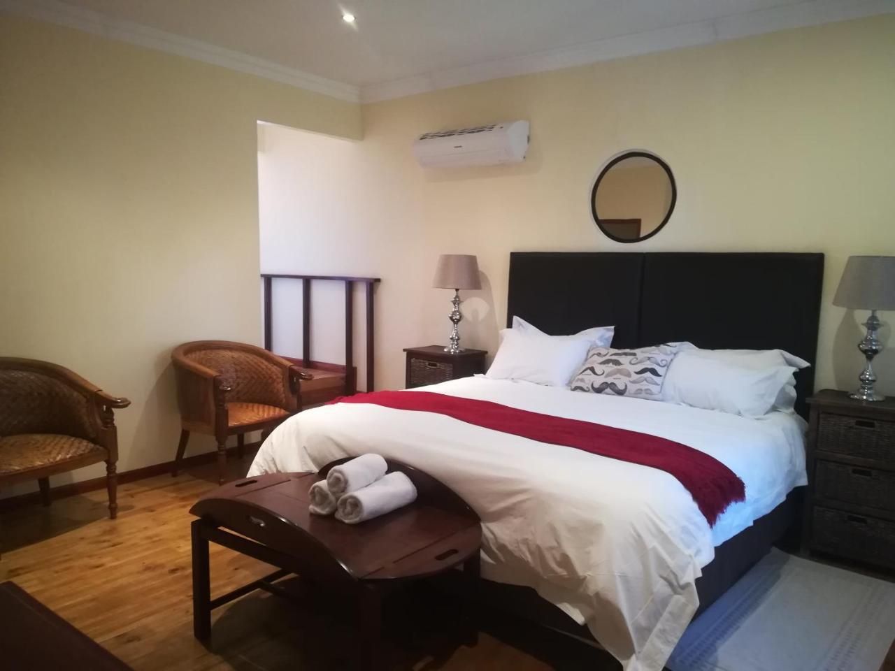 Moon And Sixpence Garden Guest House มัลเดอร์สดริฟต์ ภายนอก รูปภาพ