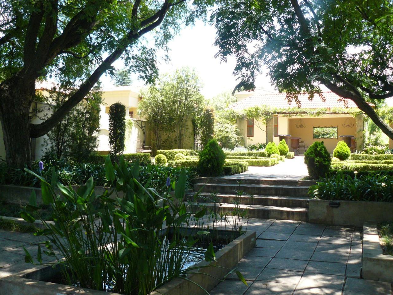 Moon And Sixpence Garden Guest House มัลเดอร์สดริฟต์ ภายนอก รูปภาพ