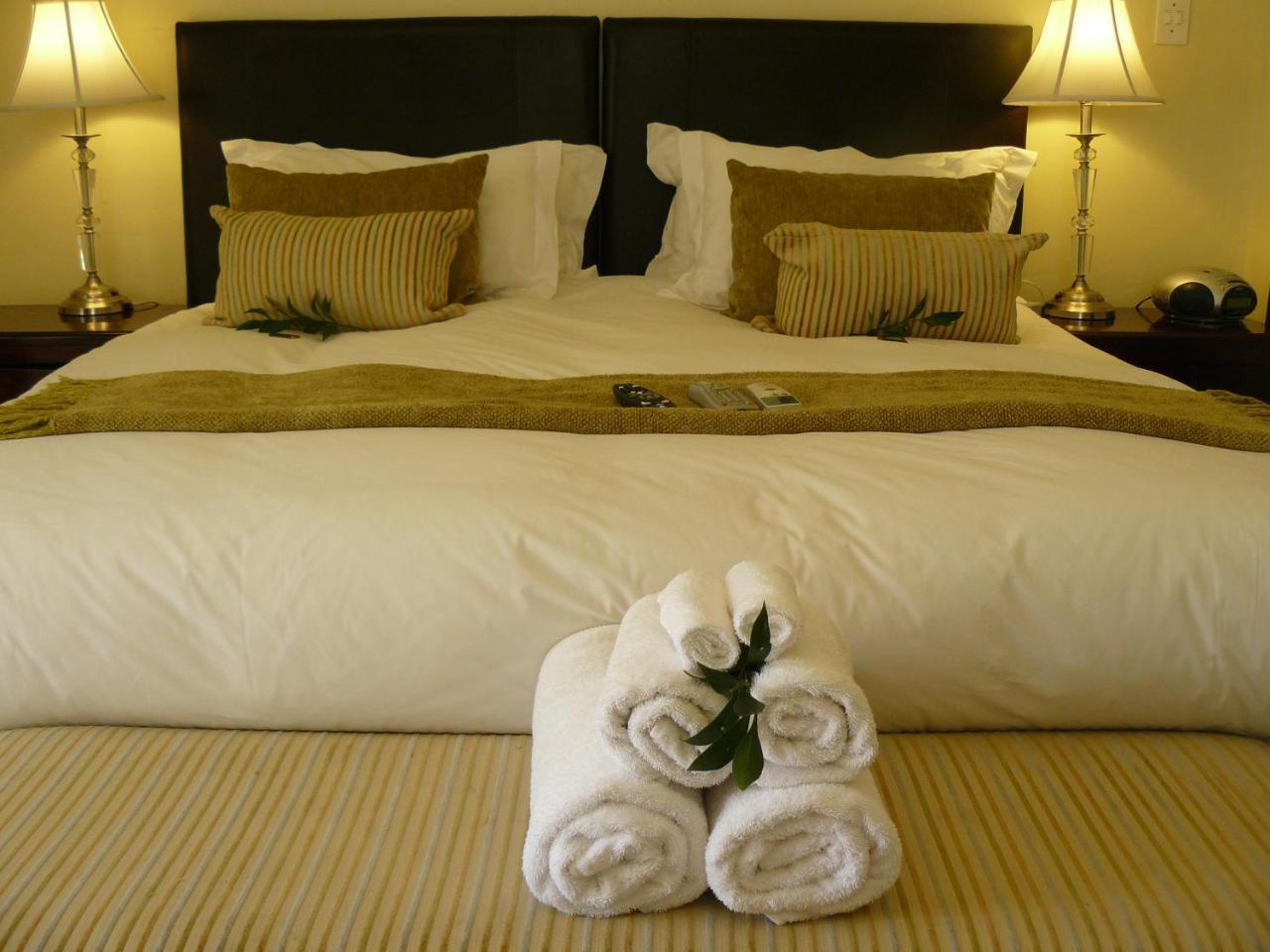 Moon And Sixpence Garden Guest House มัลเดอร์สดริฟต์ ภายนอก รูปภาพ