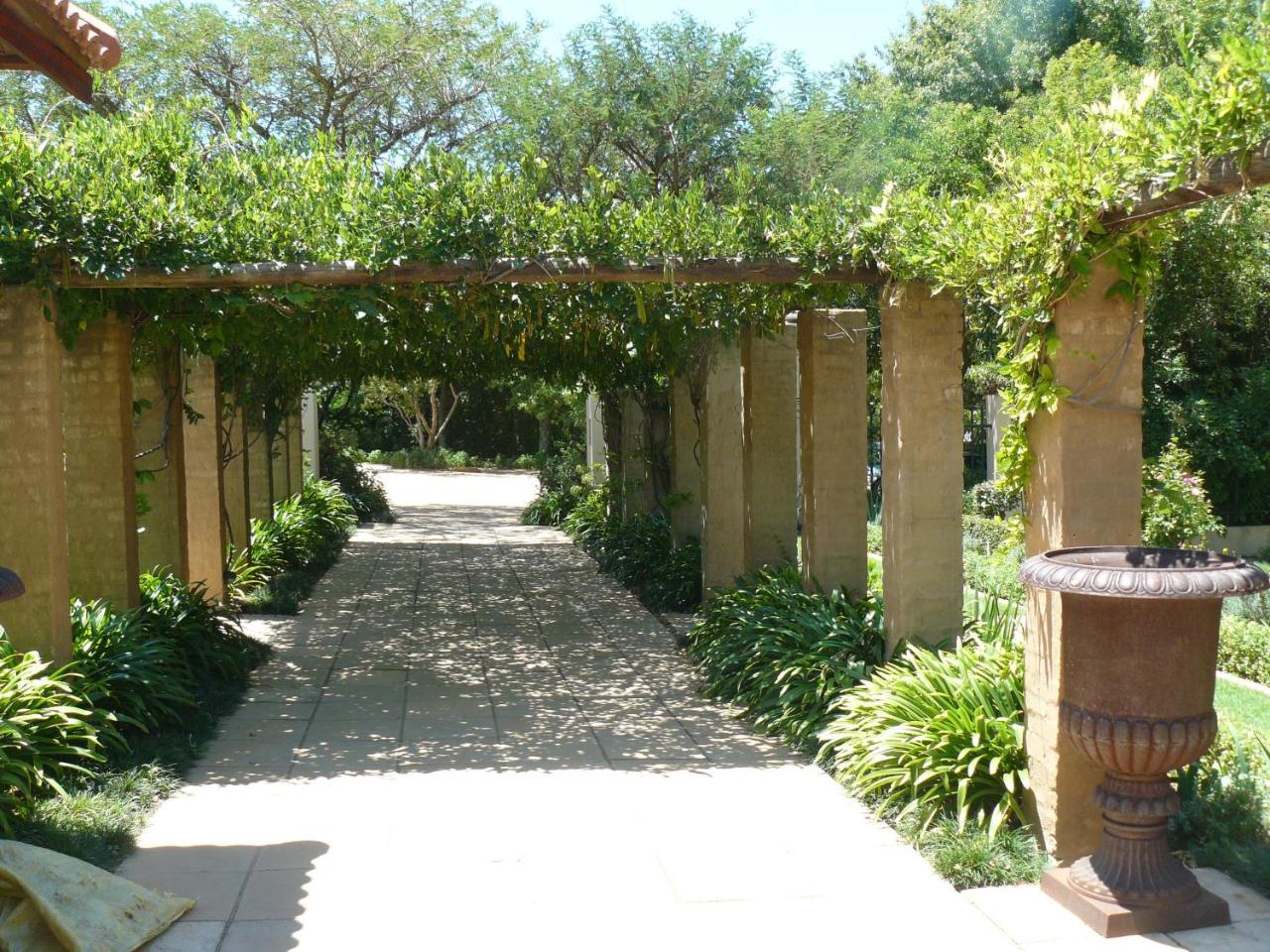 Moon And Sixpence Garden Guest House มัลเดอร์สดริฟต์ ภายนอก รูปภาพ